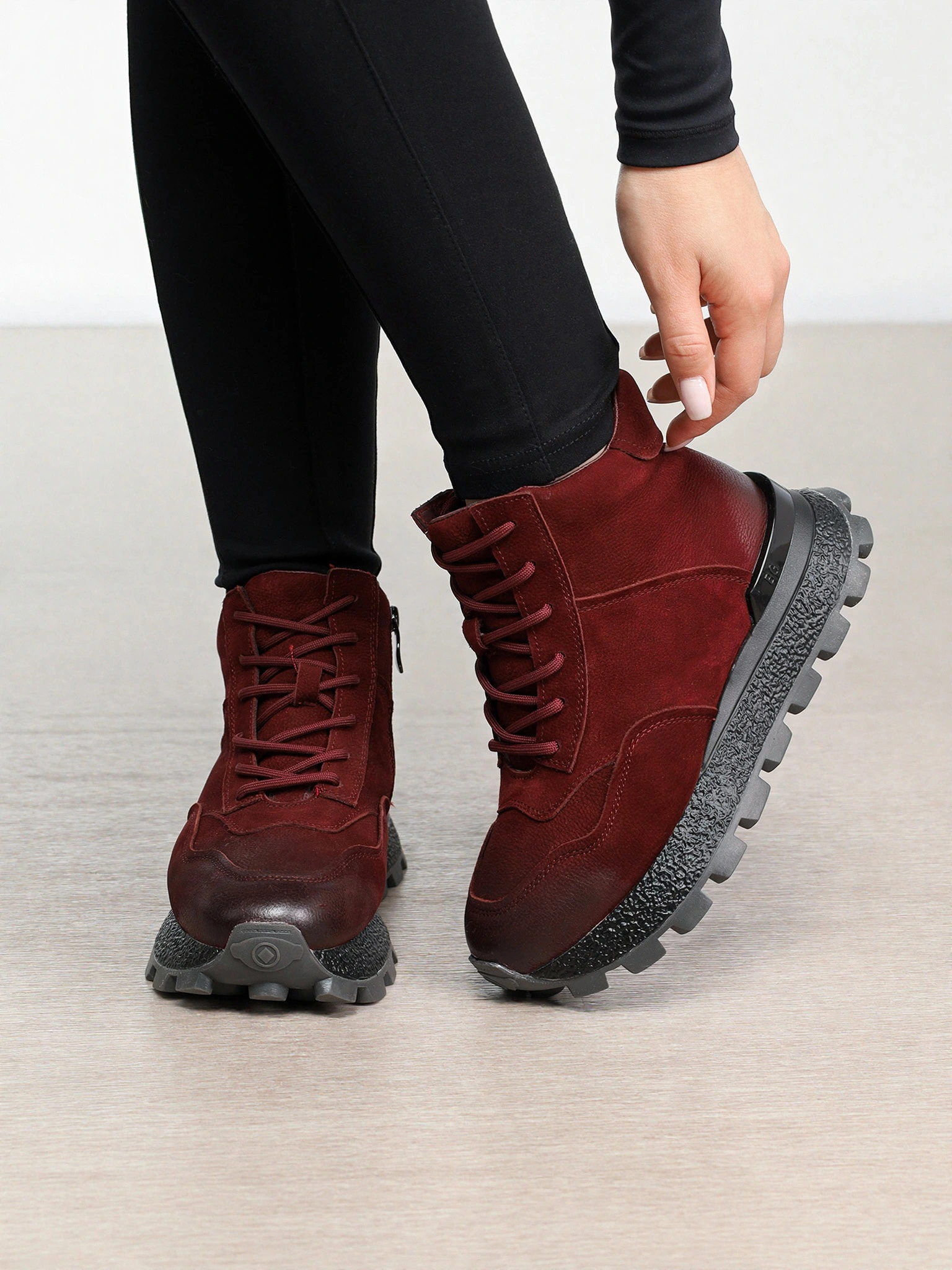 Кроссовки бордового цвета на рельефной подошве